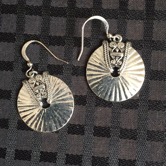Silver color earrings unique style/quality weight - Picture 1 of 4